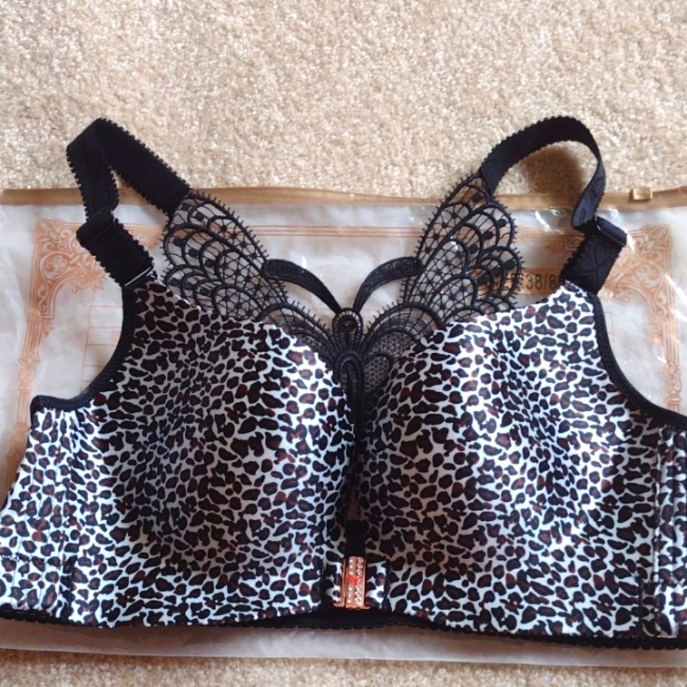 NWT wireless racerback butterfly animal print Bra 38D fit like 36C?